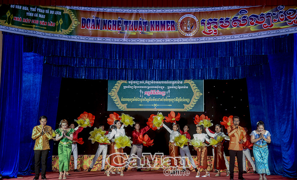 Ca khúc “Đất nước trọn niềm vui” do các nghệ sĩ, diễn viên Nhà hát Cao Văn Lầu thể hiện tạo sinh khí hân hoan, phấn khởi cho khán giả.