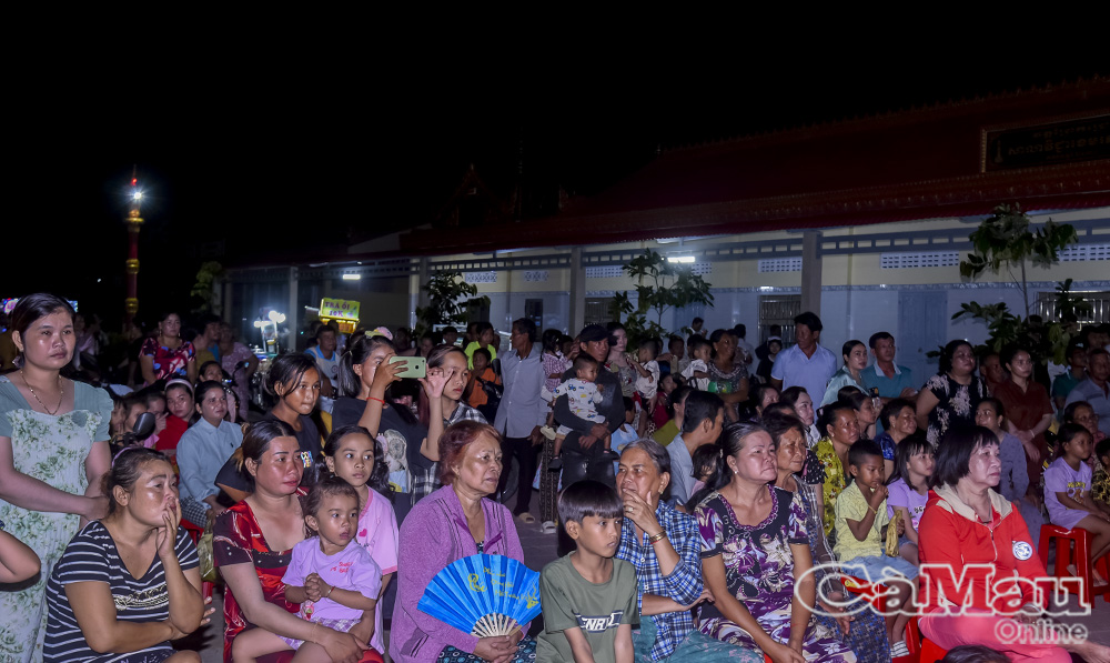 Người dân Khmer phường Hiệp Thành và các xã giáp ranh đến thưởng thức chương trình nghệ thuật.