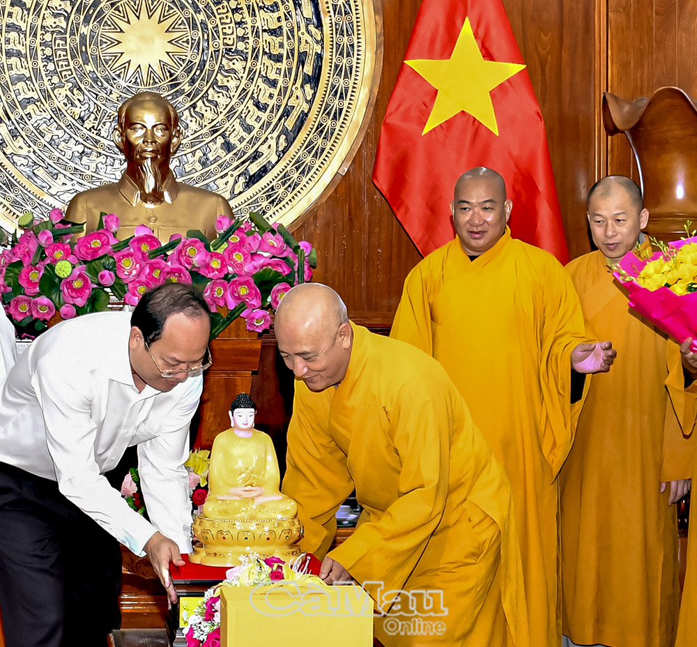 Bí thư Tỉnh uỷ Nguyễn Hồ Hải trân trọng đón nhận tượng Phật từ đoàn Ban Thường trực Hội đồng Trị sự Giáo hội Phật giáo Việt Nam trao tặng.