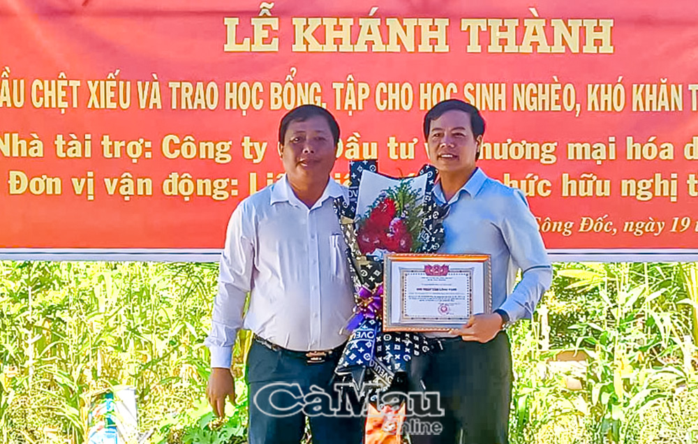 3/ Ông Duy Quốc Tuấn, Phó Chủ tịch UBND xã Sông Đốc trao Bảng ghi nhận “Tấm lòng vàng” cho đơn vị tài trợ.