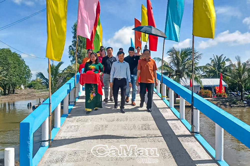 Sau phần nghi thức, đại biểu và người dân cùng tham dự lễ cắt băng khánh thành, chính thức đưa cây cầu Chệt Xiếu đưa vào sử dụng