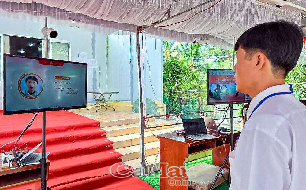 Ảnh 1: Đại biểu check-in điểm danh trước khi vào phiên trù bị Đại hội đại biểu Đảng bộ xã Ninh Quới lần thứ I, nhiệm kỳ 2025-2030.