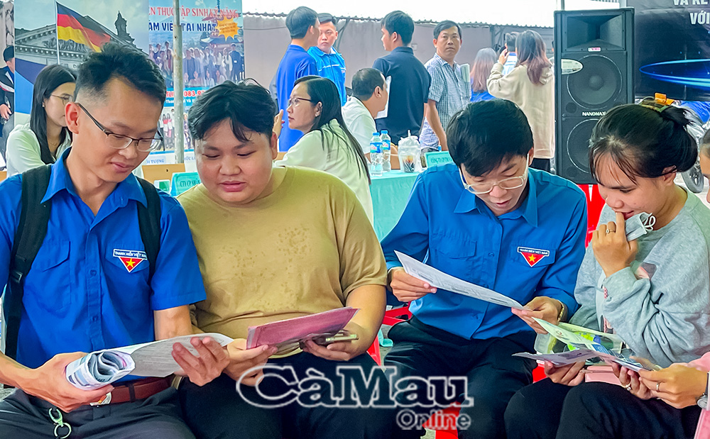 Quan tâm giải quyết các vấn đề về lao động, việc làm có biện pháp thu hút, tạo việc làm cho người dân tại địa phương, giúp người dân cải thiện cuộc sống và chủ động phòng ngừa tội phạm mua bán người là một trong nhiều giải pháp tiếp tục được thực hiện trong thời gian tới.