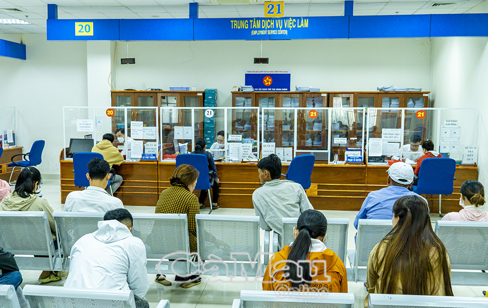 Người dân thực hiện thủ tục bảo hiểm thất nghiệp tại Trung tâm Giải quyết TTHC tỉnh.