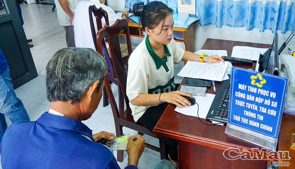 Tại tất cả các trung tâm phục vụ hành chính công xã, phường đều có bộ phận trực hỗ trợ người dân nộp, tra cứu hồ sơ trực tuyến.
