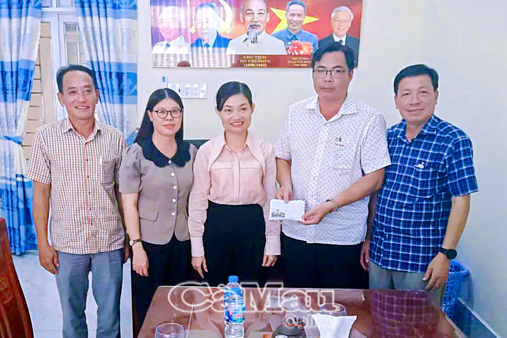 Lãnh đạo xã Tân Ân trao tiền cho lãnh đạo xã Thanh Tùng để hỗ trợ cho bà con bị cháy chợ vừa qua.