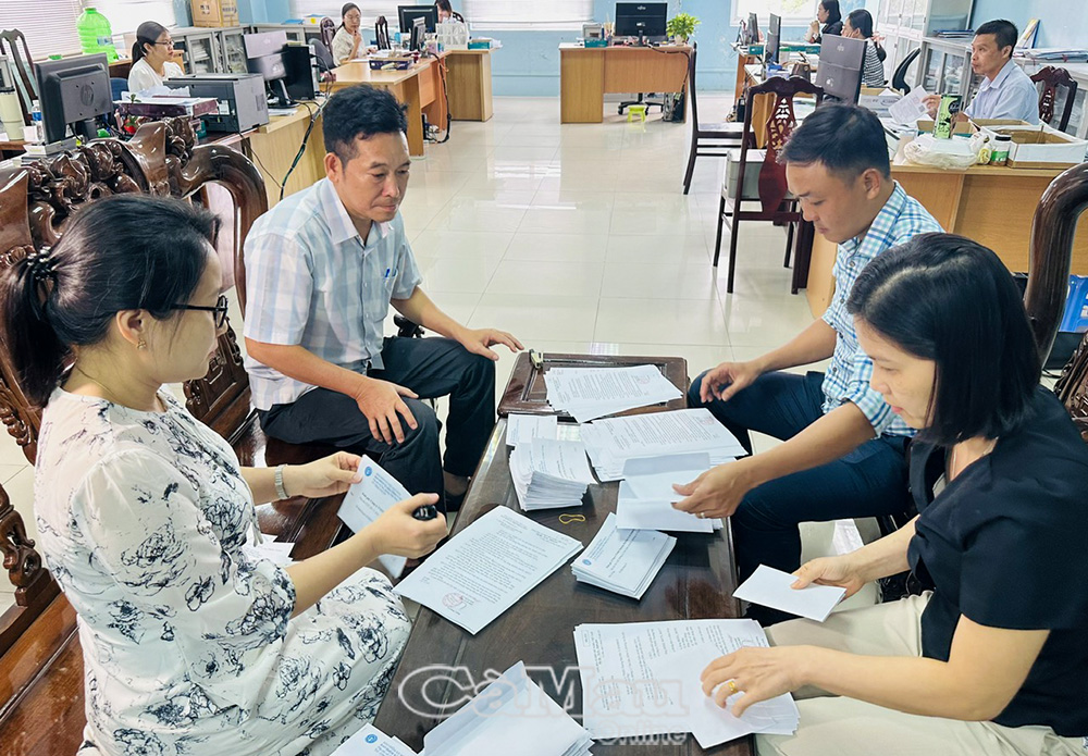 1: Phòng Quản lý thu và Phát triển người tham gia, BHXH tỉnh Cà Mau chuẩn bị các thông báo nợ gởi đến các công ty, DN nợ BHXH.
