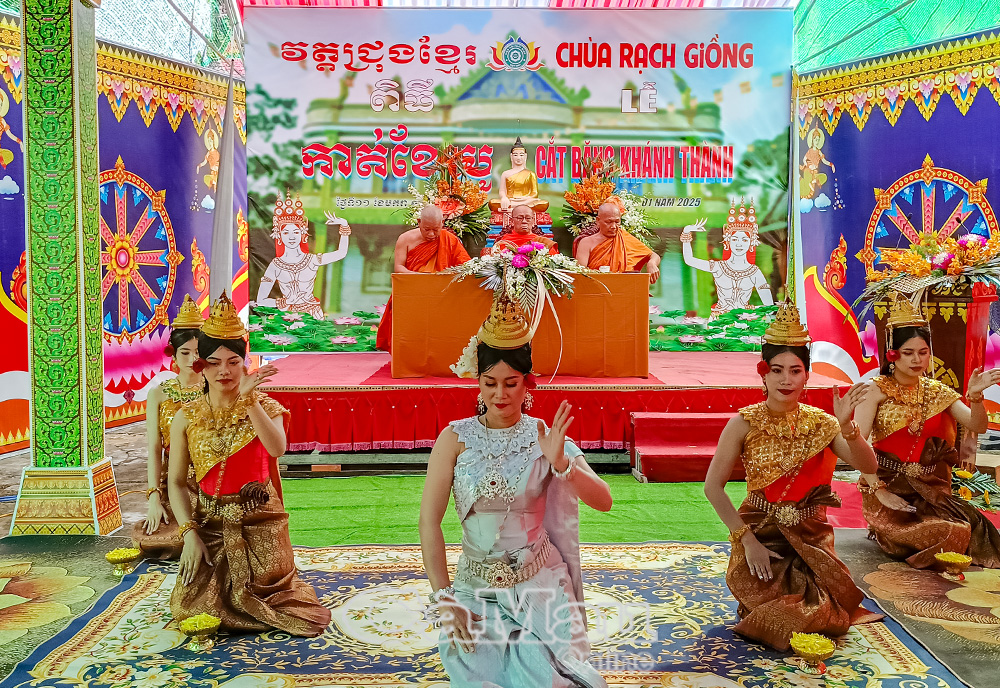 Nghi lễ truyền thống tại chùa Rạch Giồng.