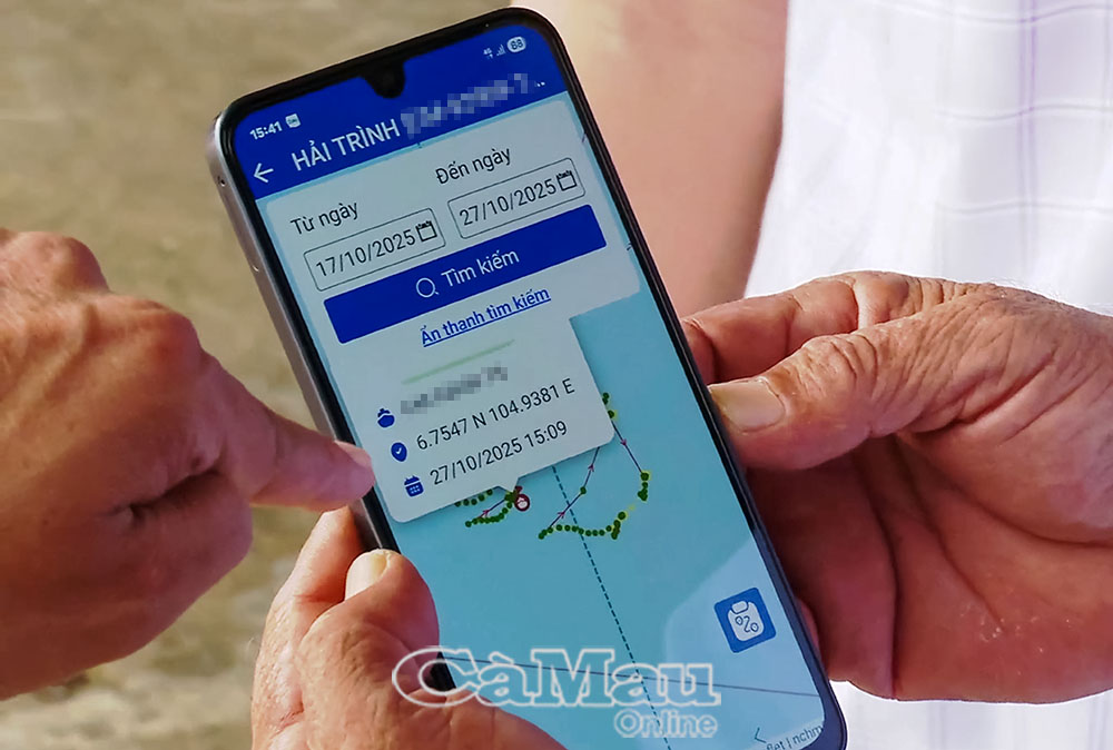 Hải trình tàu cá của ông Nguyễn Hữu Tân được hiển thị trên điện thoại.