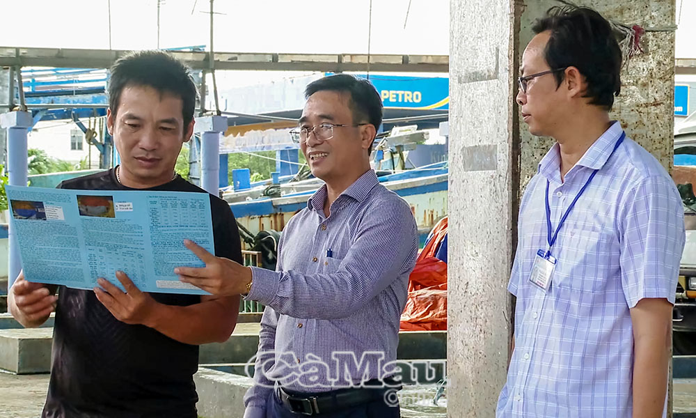 Ông Phạm Văn Mười (đứng giữa) cùng cán bộ chuyên môn tuyên truyền chống khai thác IUU cho ngư dân.