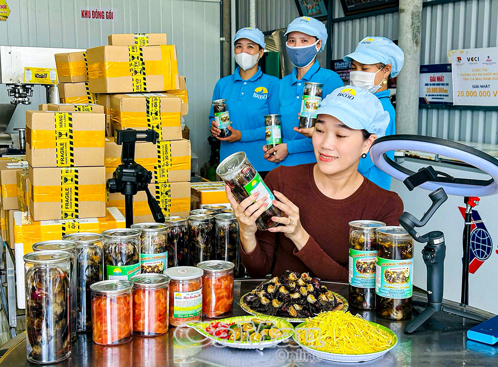 Chị Trần Thị Xa, Giám đốc HTX Ba khía Ðầm Dơi, giới thiệu sản phẩm trong phiên livestream bán hàng Online.