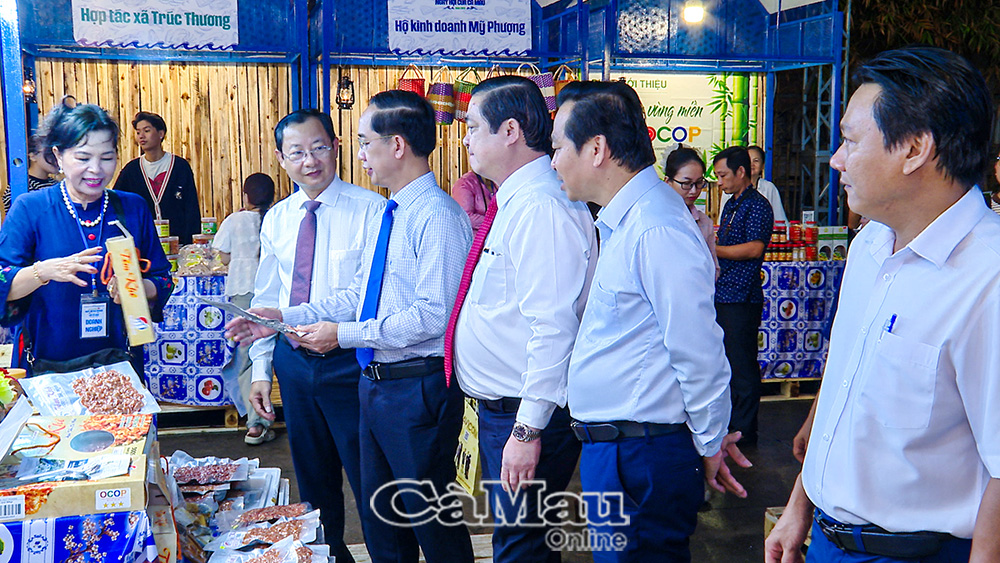 Ðồng chí Hồ Thanh Thuỷ, Phó Bí thư Tỉnh uỷ, Chủ tịch Uỷ ban MTTQ Việt Nam tỉnh Cà Mau (thứ ba từ phải sang) và đồng chí Huỳnh Chí Nguyện, Phó Chủ tịch UBND tỉnh Cà Mau (thứ hai từ phải sang), tham quan gian hàng trưng bày sản phẩm OCOP địa phương trong sự kiện Xin chào Cà Mau tại TP Hồ Chí Minh. Ảnh: ANH TUẤN