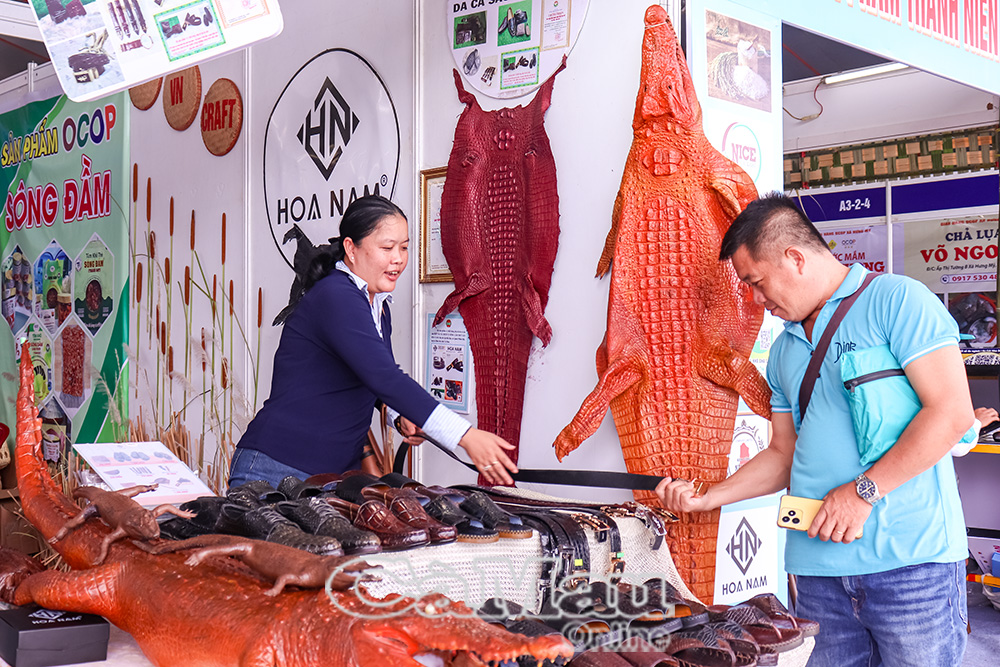 Sản phẩm OCOP của HTX Hoa Nam được quảng bá tại Ngày hội Cua Cà Mau lần thứ 2.