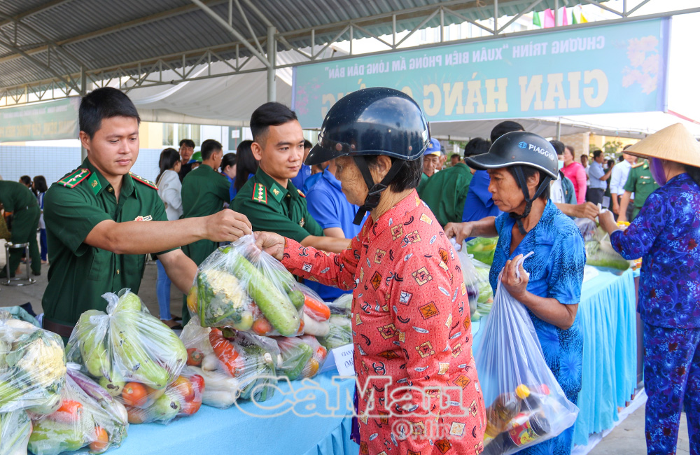 Bộ đội Biên phòng tỉnh Cà Mau tặng quà người dân khó khăn. Ảnh: Thanh Hải