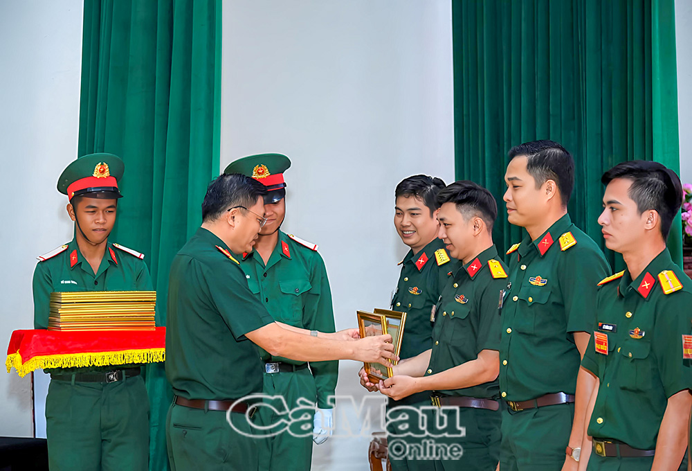 Đại tá Võ Thành Lê, Chính uỷ Bộ Chỉ huy quân sự tỉnh Cà Mau, trao khen thưởng cho các tập thể, cá nhân tiêu biểu trong công tác quân sự, quốc phòng địa phương. Ảnh: Văn Đông