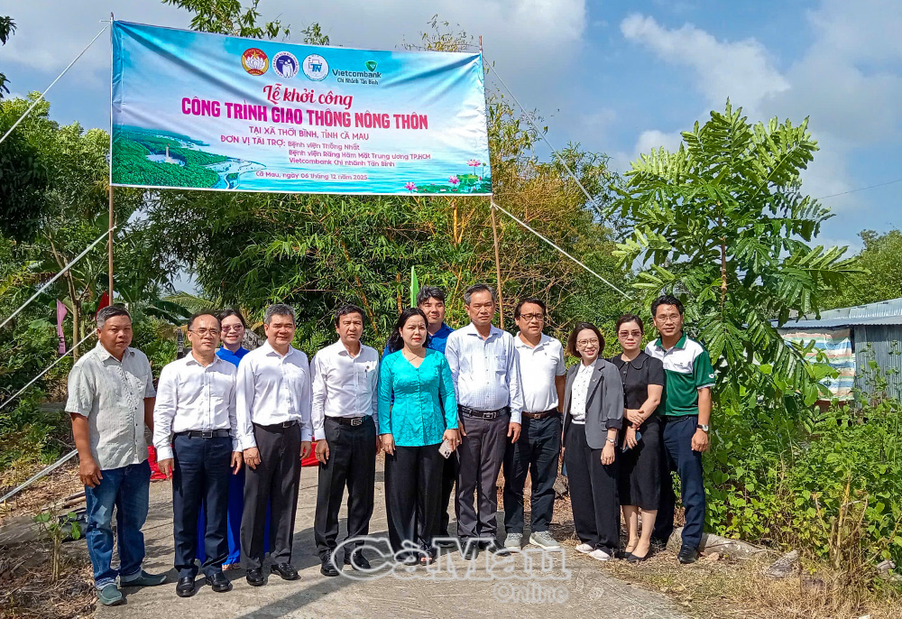 Lãnh đạo tỉnh, đại diện các sở, ngành, địa phương và đơn vị tài trợ thực hiện nghi thức khởi công công trình giao thông nông thôn chào mừng Tết Quân - Dân năm 2026 tại xã Thới Bình. Ảnh: TRÚC LINH