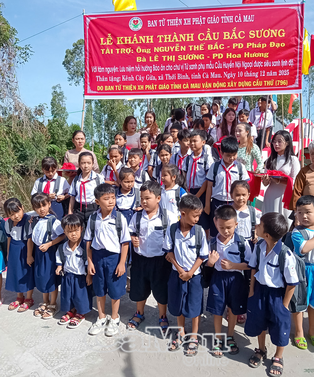 Cầu giao thông nông thôn được khánh thành, đưa vào sử dụng, tạo thuận lợi cho việc đi lại, giao thương của người dân địa phương. Ảnh: Trúc Linh.