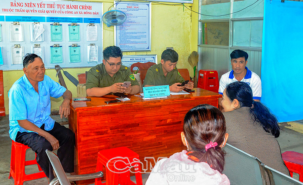 Tổ hướng dẫn thủ tục hành chính dịch vụ công tại trụ sở Công an xã Hồng Dân hỗ trợ người dân tiếp cận các tiện ích số.