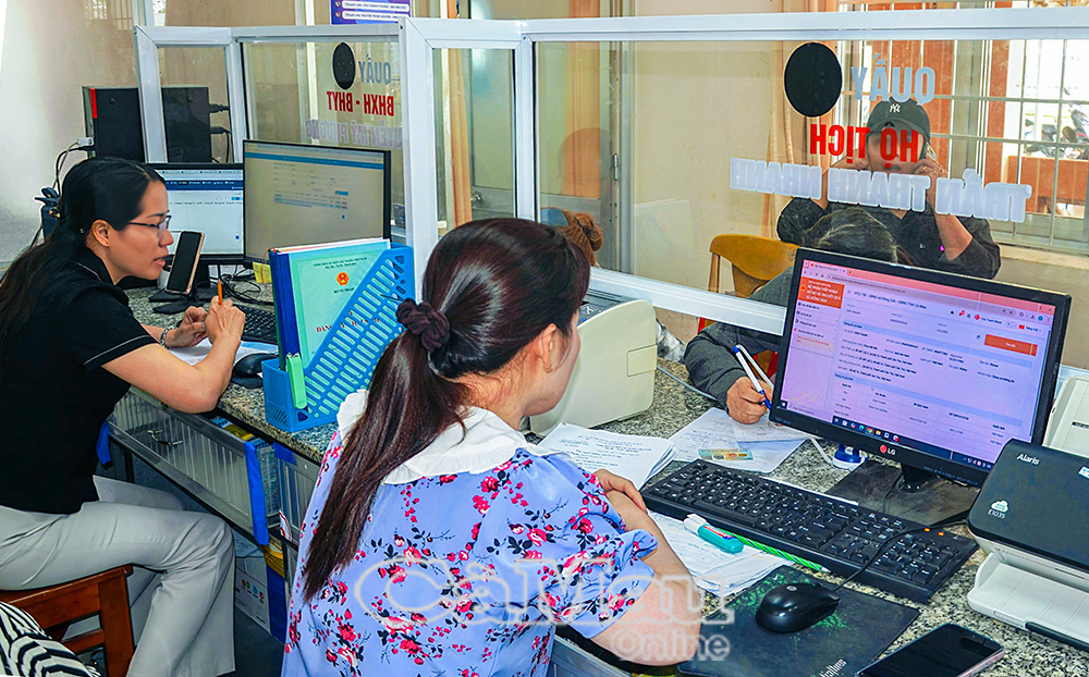 Công chức xã Hồng Dân thực hiện công việc và giải quyết thủ tục cho người dân trên môi trường số.