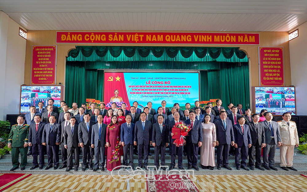 Phó Chủ tịch Quốc hội Lê Minh Hoan trao Quyết định và tặng hoa chúc mừng các đồng chí Ban Chấp hành Đảng bộ tỉnh Cà Mau tại Lễ công bố các Nghị quyết, Quyết định của Trung ương và địa phương sau sắp xếp đơn vị hành chính cấp tỉnh, cấp xã, kết thúc hoạt động đơn vị hành chính cấp huyện, thành lập tổ chức đảng, chỉ định cấp uỷ, HĐND, UBND, Uỷ ban MTTQ Việt Nam tỉnh Cà Mau và 64 xã, phường sau khi hợp nhất với tỉnh Bạc Liêu thành tỉnh Cà Mau.