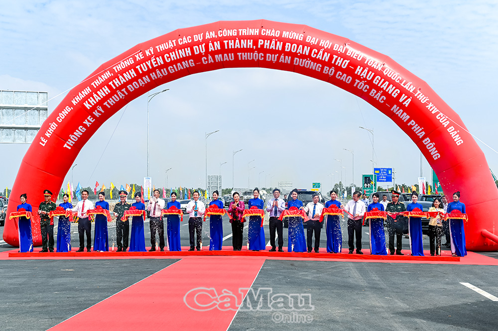 Các đồng chí lãnh đạo Trung ương, địa phương và các đơn vị liên quan thực hiện nghi thức cắt băng khánh thành, thông xe kỹ thuật tuyến cao tốc Cần Thơ - Cà Mau. Ảnh: Văn Đum