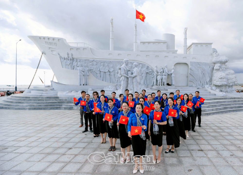 Tuổi trẻ huyện Trần Văn Thời vui mừng kỷ niệm 50 năm đại thắng mùa xuân 1975 tại Di tích lịch sử cấp quốc gia - Địa điểm tập kết ra Bắc năm 1954 (thị trấn Sông Đốc).