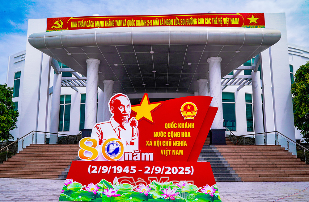 Trung tâm Hội nghị tỉnh trưng bày hình ảnh, hiện vật kỷ niệm 80 năm Cách mạng tháng Tám và Quốc khánh 2/9. Ảnh: Huỳnh Lâm