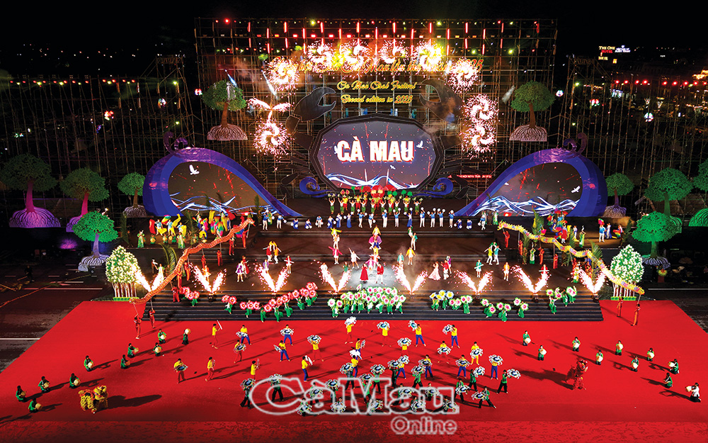 Hoành tráng chương trình nghệ thuật trong lễ khai mạc Ngày hội Cua Cà Mau lần thứ II. (Ảnh: Thanh Minh)