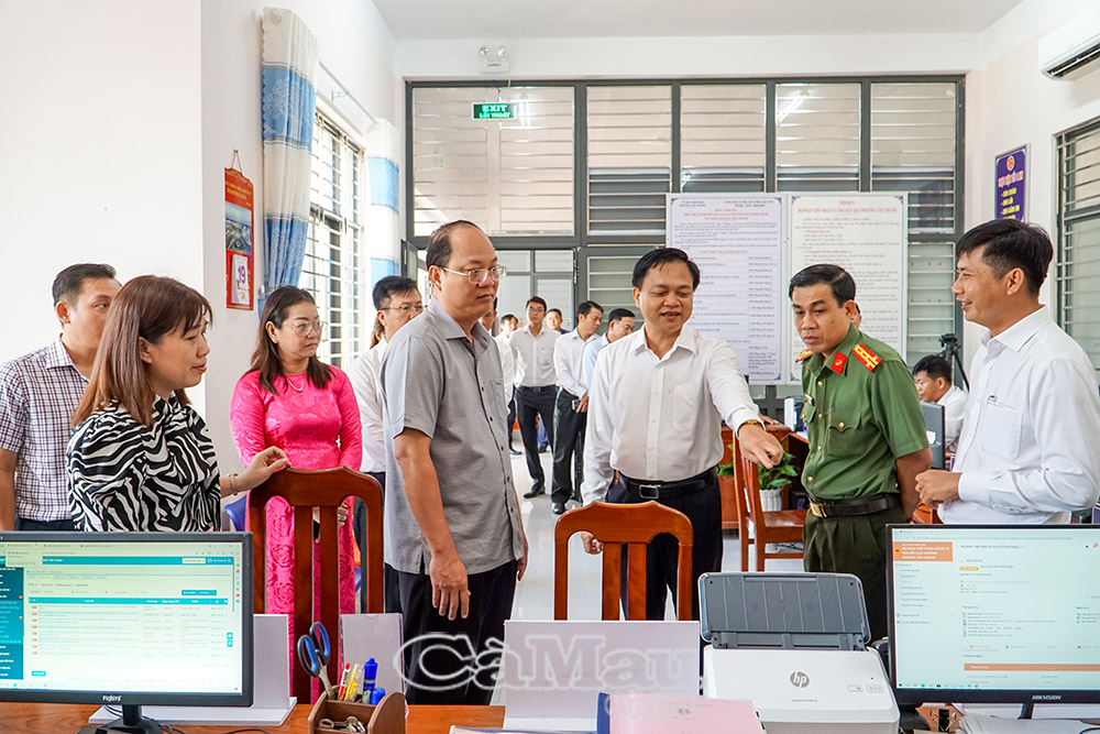 Ðồng chí Nguyễn Hồ Hải, Bí thư Tỉnh uỷ Cà Mau kiểm tra quá trình vận hành thử nghiệm bộ máy chính quyền mới tại phường Tân Thành. Ảnh chụp ngày 1/7/2025. Ảnh: Hải Nguyên
