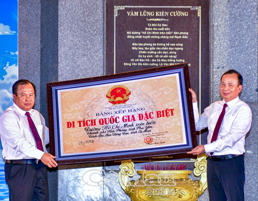 Phó chủ tịch UBND tỉnh Nguyễn Minh Luân (bìa trái) đón nhận Bằng Di tích lịch sử quốc gia đặc biệt Bến Vàm Lũng - Cà Mau. Ảnh: Thanh Minh