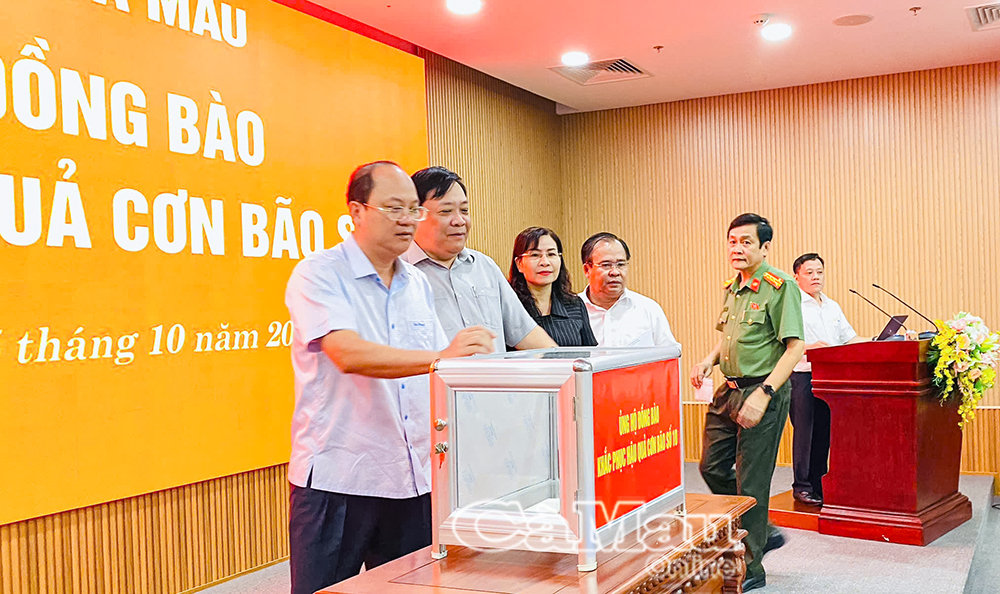 Đồng chí Nguyễn Hồ Hải, Bí thư Tỉnh uỷ cùng các đồng chí lãnh đạo tỉnh đóng góp ủng hộ đồng  bào bị thiệt hại do bão số 10. Ảnh: Minh Luân