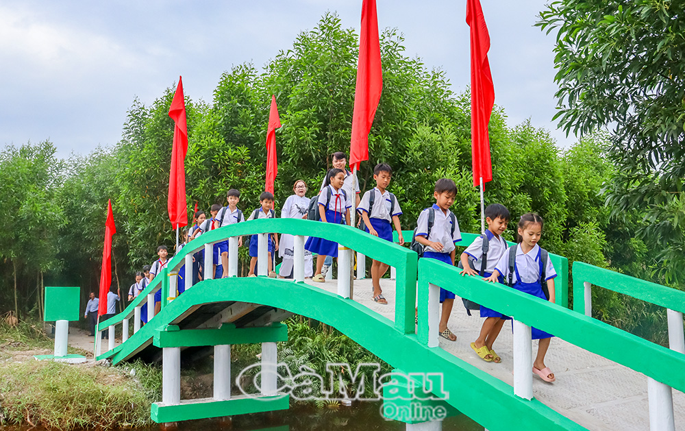 Người dân và đại biểu tham gia thông cầu, chính thức đưa công trình vào sử dụng. Ảnh: Thanh Toàn