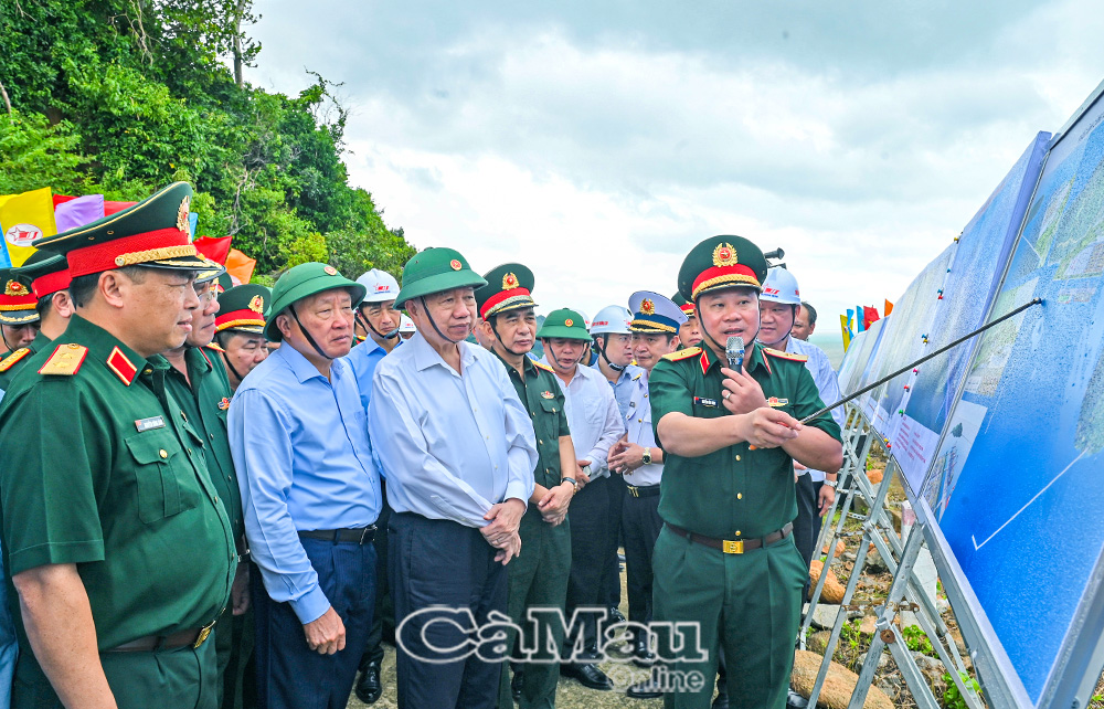 Đại diện Binh đoàn 12, đơn vị thi công tuyến giao thông vượt biển kết nối đất liền với Hòn Khoai báo cáo tiến độ thực hiện dự án với Tổng Bí thư Tô Lâm và đoàn công tác. Ảnh: Thanh Minh