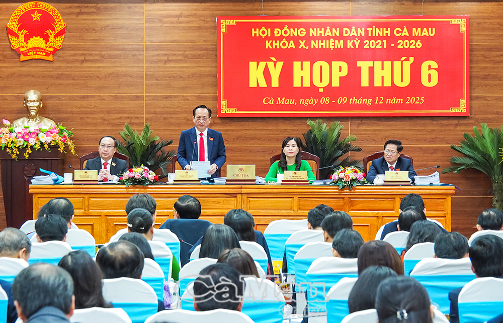 Đồng chí Phạm Văn Thiều, Phó Bí thư Tỉnh uỷ, Chủ tịch HĐND tỉnh gợi ý đại biểu tham gia thảo luận. Ảnh: Loan Phương