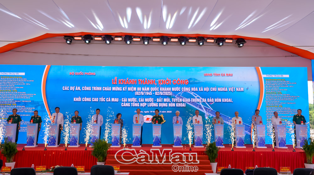 Các đại biểu Trung ương và địa phương đã thực hiện nghi thức khởi công 3 công trình trọng điểm.