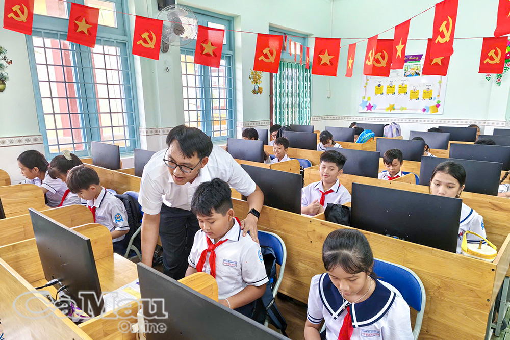 Giờ Tin học của thầy và trò Trường Tiểu học Ngan Dừa, xã Hồng Dân.