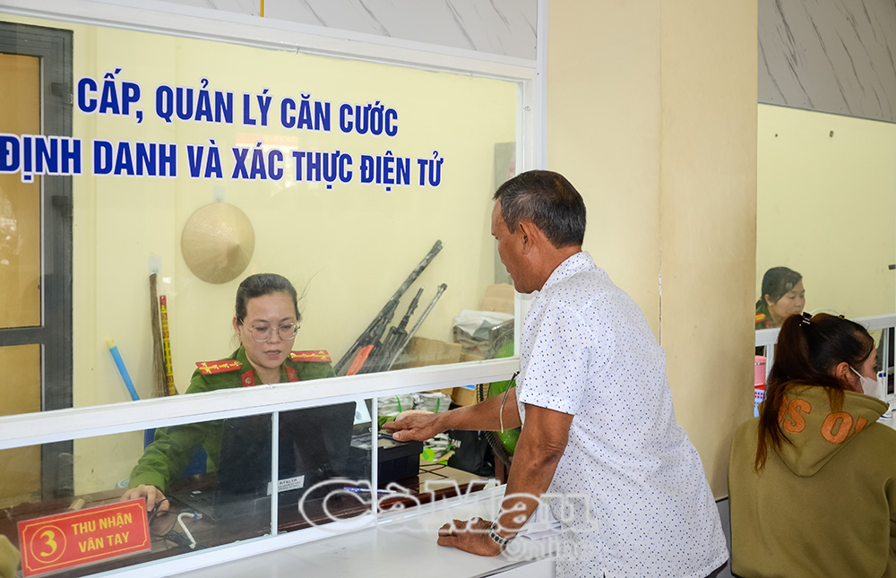 Công an xã Hoà Bình hỗ trợ người dân thực hiện các tiện ích số (cấp, quản lý căn cước công dân và xác thực định danh điện  tử).