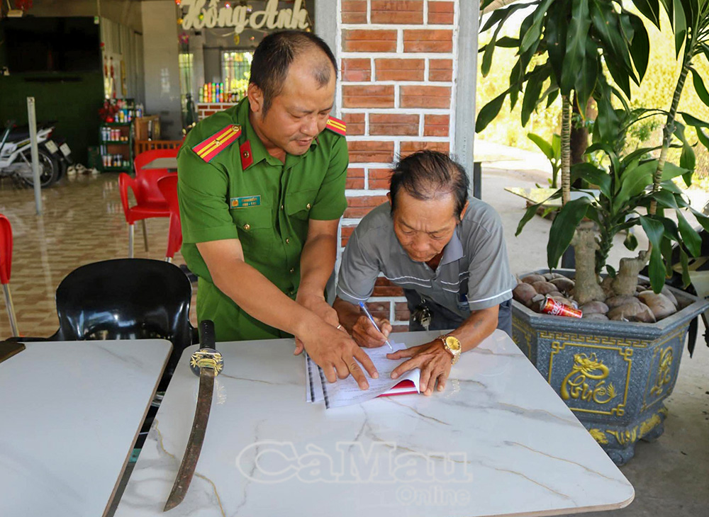 Qua công tác tuyên truyền của lực lượng công an, người dân phường Vĩnh Trạch đã hiểu rõ hơn về quy định pháp luật hiện hành, tự nguyện giao nộp vũ khí, công cụ hỗ trợ.