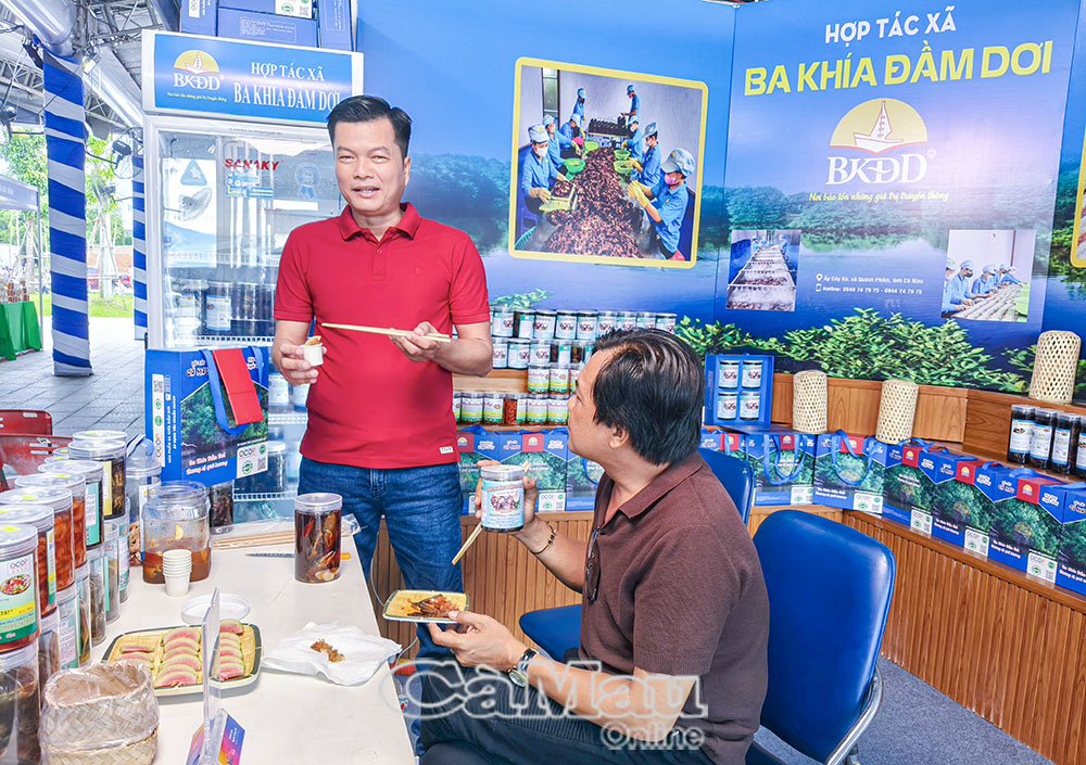 HTX Ba khía Ðầm Dơi giới thiệu sản phẩm ba khía với du khách.