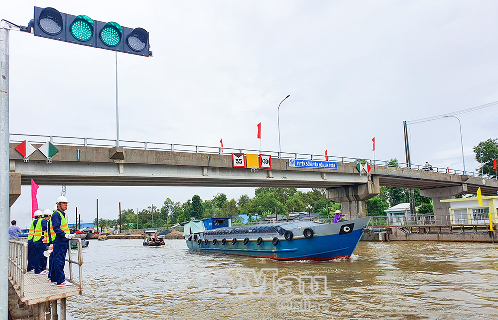 Hệ thống thuỷ lợi được đầu tư đồng bộ  giúp nông dân sản xuất thuận lợi, hiệu quả.