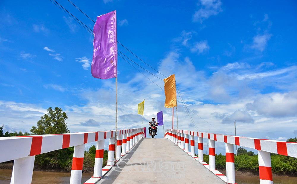 Hạ tầng giao thông nông thôn được quan tâm đầu tư ngày càng đồng bộ, hiện đại.