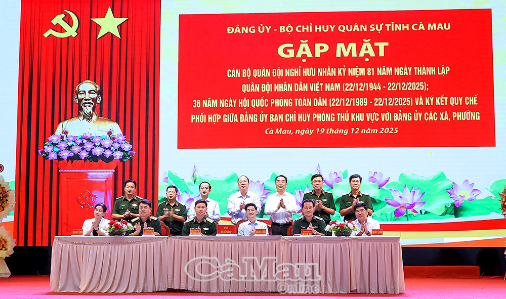 Bí thư Tỉnh uỷ Nguyễn Hồ Hải (đứng giữa) và các đồng chí lãnh đạo chứng kiến đảng uỷ ban chỉ huy phòng thủ khu vực với đảng uỷ xã, phường ký kết quy chế phối hợp thực hiện nhiệm vụ năm 2026.