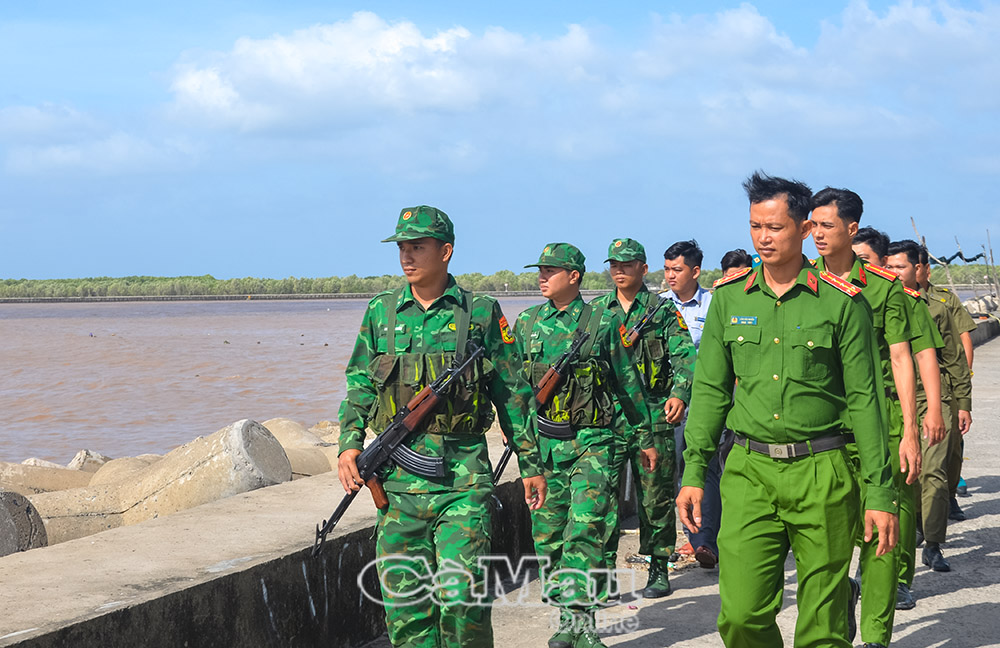 Lực lượng công an, quân sự, biên phòng phối hợp tuần tra đảm bảo an ninh trật tự trên tuyến biển (thuộc xã Gành Hào).