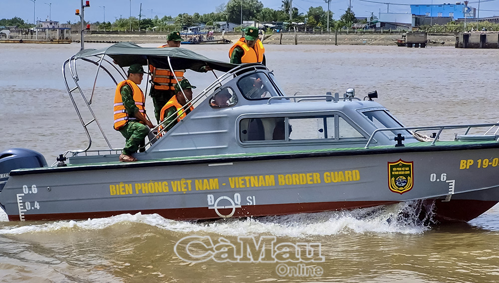 Lực lượng biên phòng tăng cường tuần tra, kiểm soát lưu động tại các cửa sông thông ra biển.