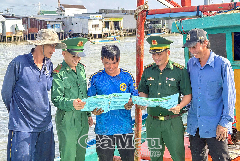 : Bộ đội Biên phòng tuyên truyền quy định về chống khai thác thuỷ sản có tính huỷ diệt cho ngư dân.