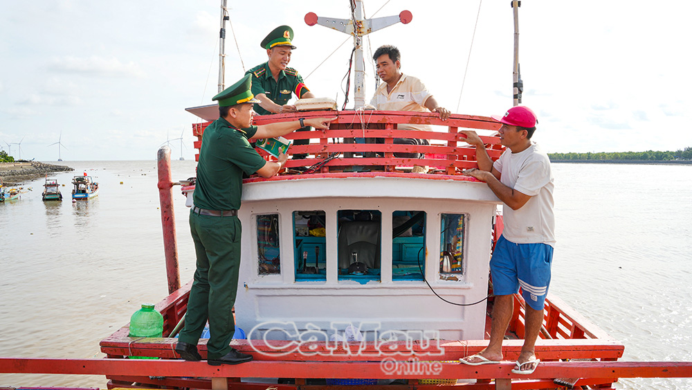 Bộ đội Biên phòng tỉnh Cà Mau phối hợp ngư dân đồng quản lý khai thác, bảo vệ NLTS gắn với giám sát hành trình tàu cá.