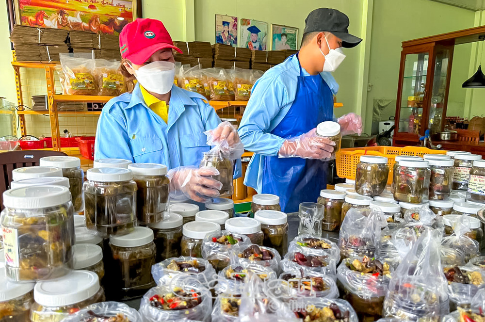 Nhân viên Công ty TNHH MTV Thuỷ sản Châu Sang đóng keo sản phẩm ba khía xuất bán cho khách hàng.