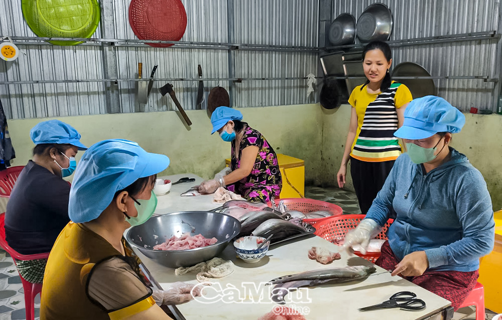 Cơ sở chả cá thác lác Hồng Nhanh sản xuất chả cá cung ứng cho thị trường Tết.