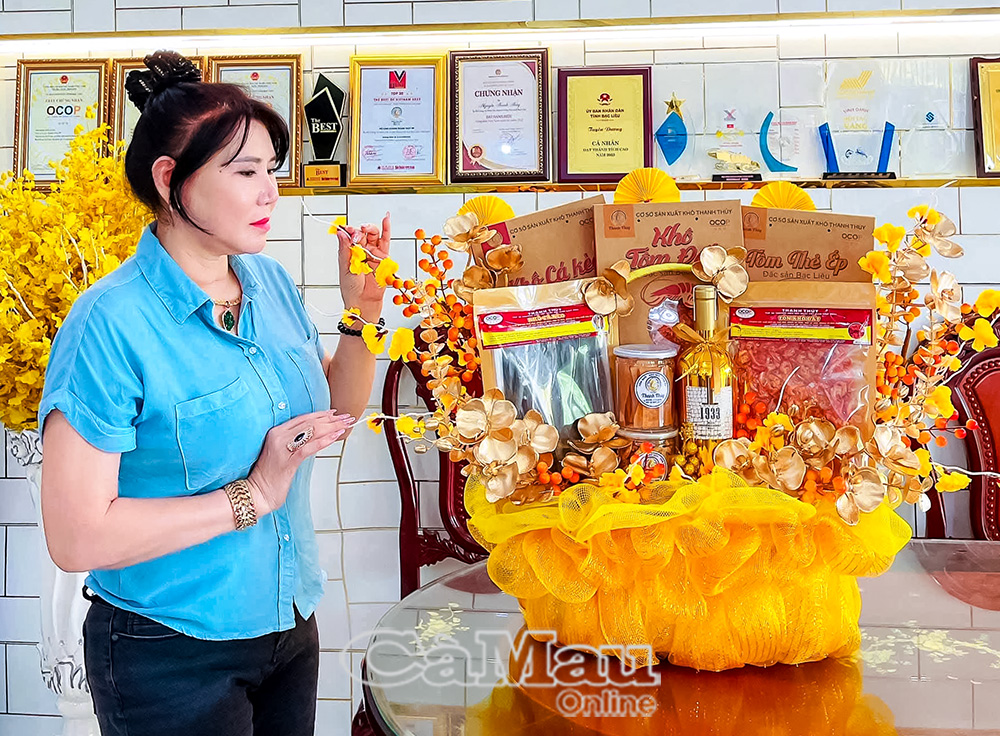 Chị Nguyễn Thanh Thuỷ chuẩn bị giỏ hàng từ các sản phẩm OCOP cho nhu cầu biếu tặng dịp Tết.