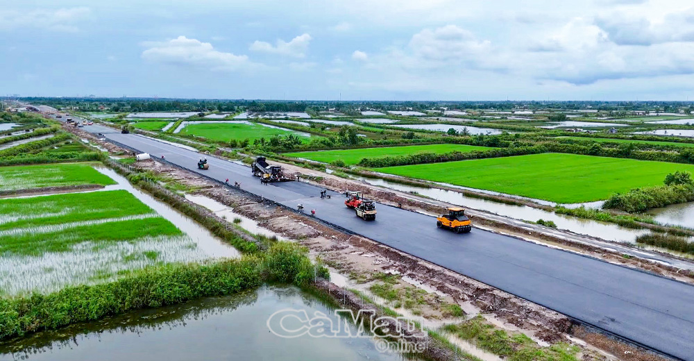 Ðường cao tốc Cần Thơ - Cà Mau (đoạn qua Cà Mau, dài 29,6 km), dự án tiêu biểu, bàn giao mặt bằng đạt 100%.